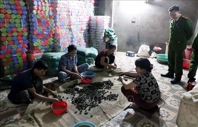 Các công nhân đang sản xuất thuốc đông y giả. Ảnh: TTXVN phát