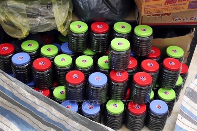 Tang vật thu giữ là các sản phẩm đã được đóng hộp. Ảnh: TTXVN phát