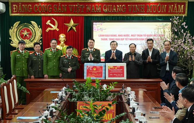 Đồng chí Đoàn Minh Huấn thăm và tặng quà Công an tỉnh Lai Châu. Ảnh: Nguyên Oanh-TTXVN.