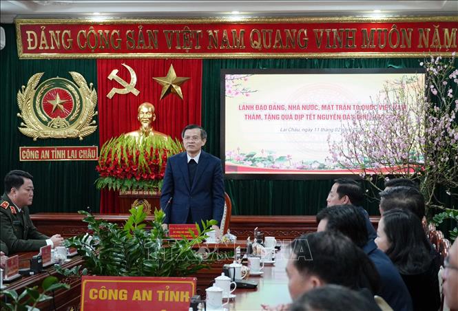 Đồng chí Đoàn Minh Huấn thăm và tặng quà Công an tỉnh Lai Châu. Ảnh: Nguyên Oanh-TTXVN.