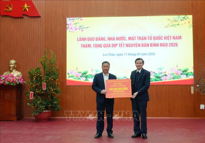 Đồng chí Đoàn Minh Huấn trao tặng 500 triệu đồng cho nhân dân tỉnh Lai Châu. Ảnh: Nguyên Oanh-TTXVN. 