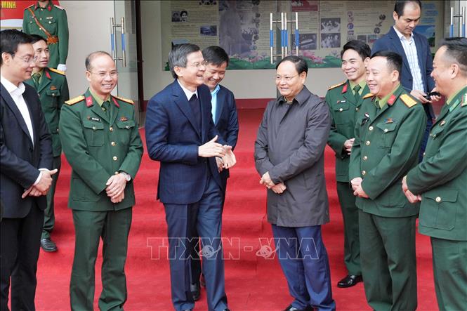 Đồng chí Đoàn Minh Huấn trao đổi với Bí thư Tỉnh ủy Lai Châu Lê Minh Ngân. Ảnh: Nguyên Oanh-TTXVN.