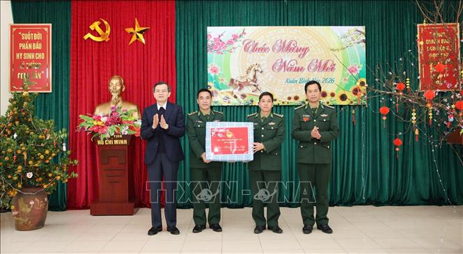 Đồng chí Đoàn Minh Huấn tặng quà cán bộ, chiến sĩ Đồn Biên phòng Sin Suối Hồ. Ảnh: Nguyên Oanh-TTXVN.
