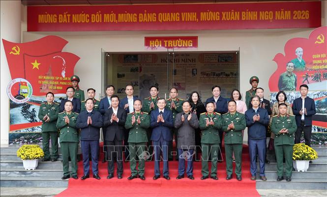 Đồng chí Đoàn Minh Huấn chụp hình lưu niệm tại Bộ Chỉ huy Quân sự tỉnh Lai Châu. Ảnh: Nguyên Oanh-TTXVN.