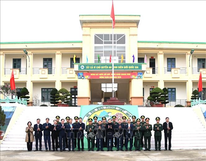 Đồng chí Đoàn Minh Huấn chụp hình lưu niện với cán bộ, chiến sĩ Đồn Biên phòng Sin Suối Hồ. Ảnh: Nguyên Oanh-TTXVN.