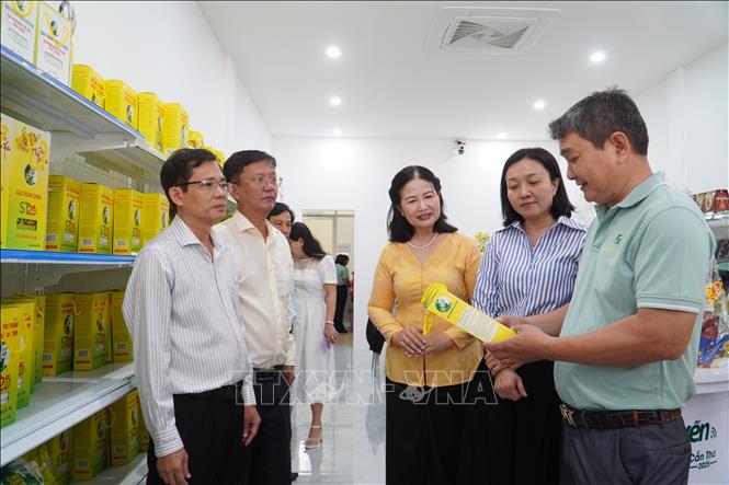 Cửa hàng OCOP 3 miền hiện là nhà phân phối chính thức sản phẩm Gạo Ông Cua (gạo ST25) giúp người tiêu dùng an tâm mua sắm, tránh tình trạng hàng giả, hàng kém chất lượng. Ảnh: Thu Hiền - TTXVN                              