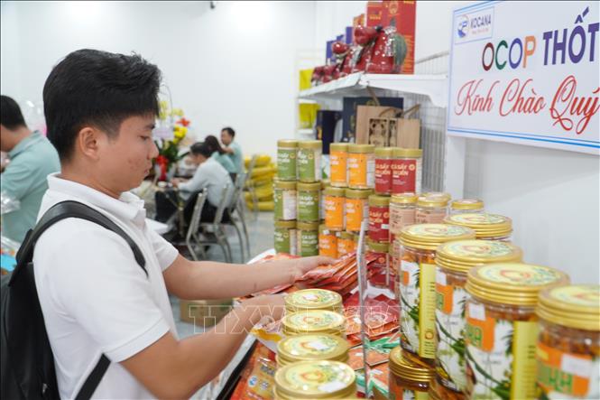 Người dân tìm hiểu, mua sắm sản phẩm OCOP tại Cửa hàng OCOP 3 miền. Ảnh: Thu Hiền - TTXVN