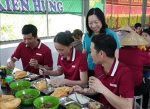 Trao yêu thương để mọi nhà đều có Tết