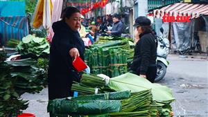 Chợ lá dong Hà Nội vào vụ Tết, giá giảm nhưng sức mua vẫn thấp