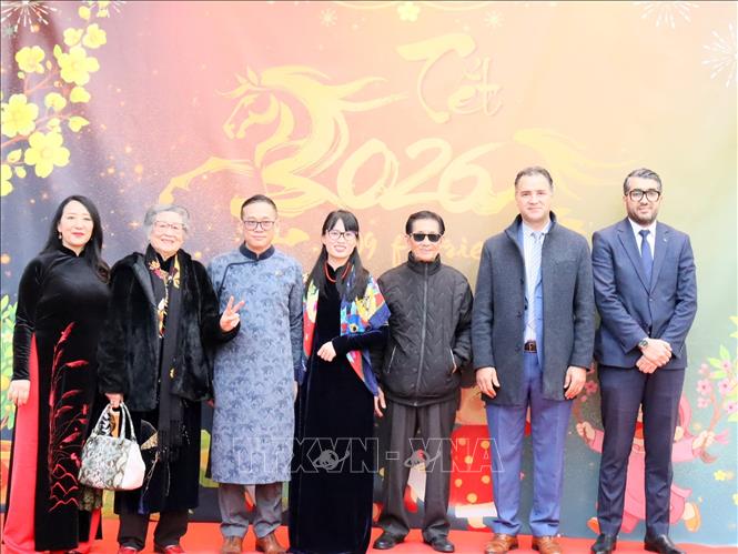 Bà Nguyễn Thị Đông (người thứ hai từ bên trái) tham gia Tết cộng đồng - Xuân Quê hương 2026 tại Đại sứ quán Việt Nam tại Algeria. Ảnh: Mạnh Hùng - PV TTXVN tại Algeria  