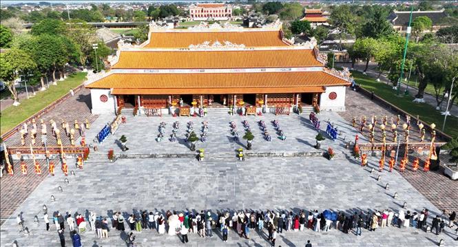 Many locals come to see the reenactment of the Nguyen Dynasty’s Thiet Trieu (Royal Audience) ceremony. VNA Photo: Nguyên Lý