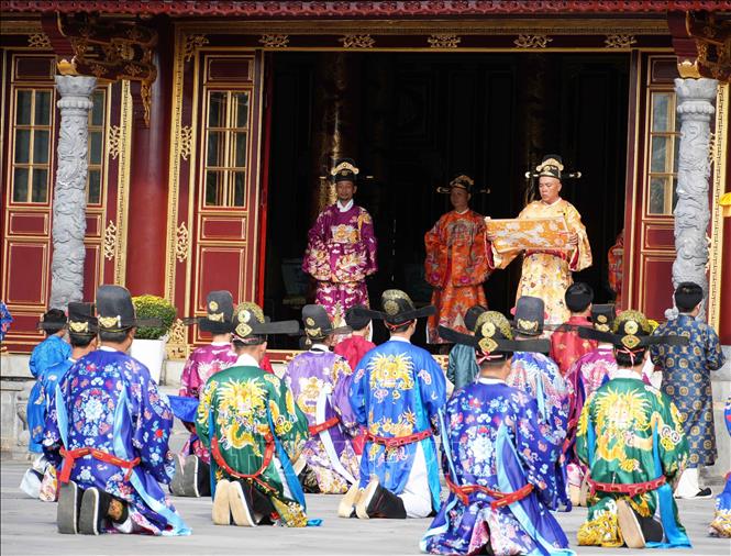 The reenactment of the Nguyen Dynasty’s Thiet Trieu (Royal Audience) ceremony takes place at the Thai Hoa Palace. VNA Photo: Nguyên Lý