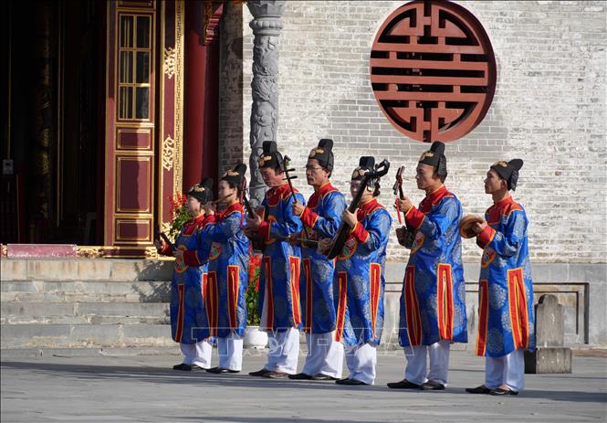 Musicians perform during the reenactment of the Nguyen Dynasty’s Thiet Trieu (Royal Audience) ceremony. VNA Photo: Nguyên Lý