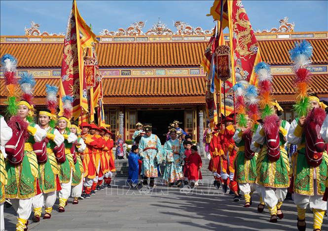 Under traditional protocol, the Nguyen court conducts the Grand Royal Audience at the Thai Hoa Palace and the Regular Royal Audience at the Can Chanh Palace. The protocol is reenacted at the ceremony. VNA Photo: Nguyên Lý