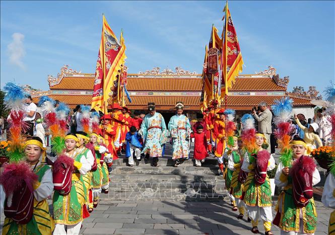 Under traditional protocol, the Nguyen court conducts the Grand Royal Audience at the Thai Hoa Palace and the Regular Royal Audience at the Can Chanh Palace. The protocol is reenacted at the ceremony. VNA Photo: Nguyên Lý
