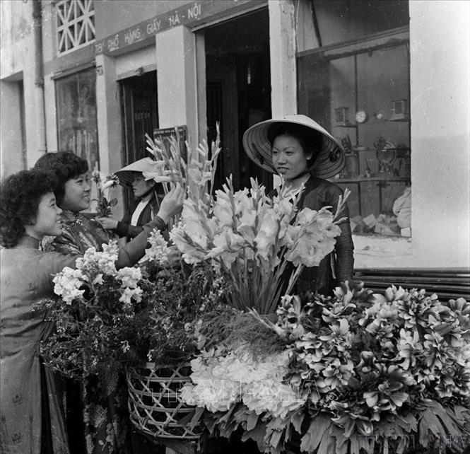 Người dân thủ đô chọn mua hoa và cành đào tại phố Hàng Lược trong ngày 28, 29 và 30 Tết (Hà Nội, 1966). Ảnh: TTXVN