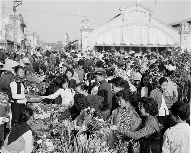  Chợ hoa Tết Quý Mão 1963 tại khu vực Hàng Lược - chợ Đồng Xuân, Hà Nội. Ảnh: TTXVN