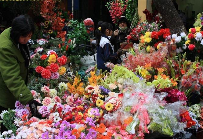Sự đa dạng và phong phú của các loại hoa nhựa, hoa lụa của chợ hoa Hàng Lược, cũng là lựa chọn của nhiều người đi sắm Tết Tân Mão (2011).Ảnh: Nhật Anh-TTXVN