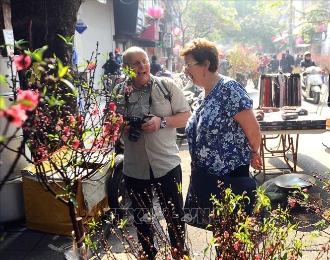 Khách quốc tế thích thú với khung cảnh chợ hoa Hàng Lược Tết Ất Mùi  (2015). Ảnh: Minh Đức - TTXVN