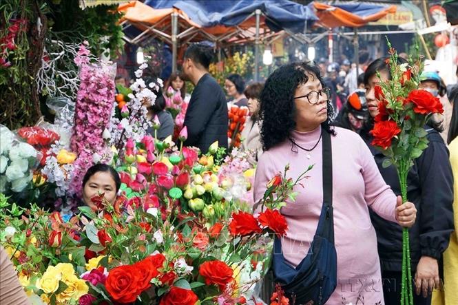 Chợ hoa Hàng Lược (Hà Nội) đón người dân và du khách đến mua sắm, thưởng lãm các loại hoa và cây cảnh, tạo nên không khí đông vui, nhộn nhịp đặc trưng của khu phố cổ sầm uất. Ảnh: TTXVN
