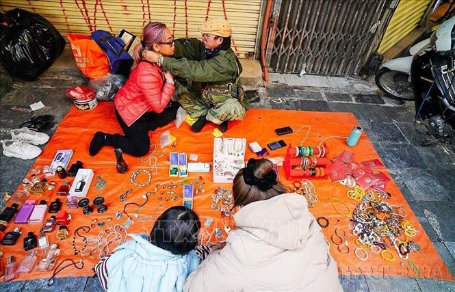 Những gian hàng bán đồ cũ luôn là điểm nhấn không thể bỏ qua khi đến với chợ hoa Hàng Lược Tết Ất Tỵ (2025). Ảnh: Khánh Hoà - TTXVN