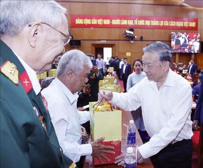 Tổng Bí thư Tô Lâm tặng quà cho đại diện gia đình chính sách, người có công. Ảnh: Thống Nhất – TTXVN
