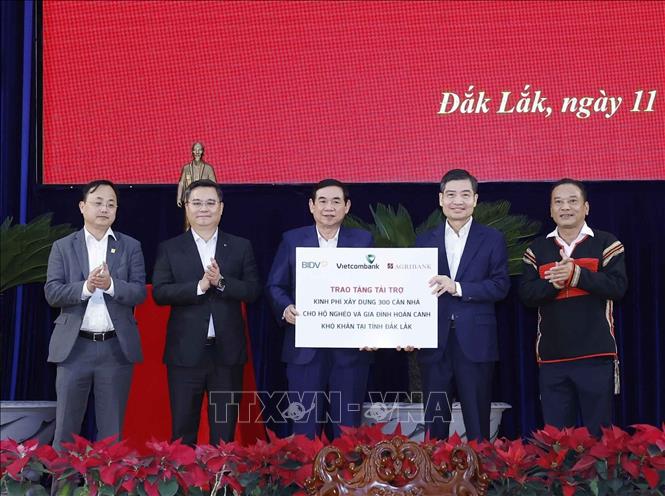 Đại diện 3 ngân hàng TMCP trao tặng tài trợ kinh phí xây dựng 300 căn nhà cho hộ nghèo và gia đình có hoàn cảnh khó khăn tại tỉnh Đắk Lắk. Ảnh: Thống Nhất – TTXVN