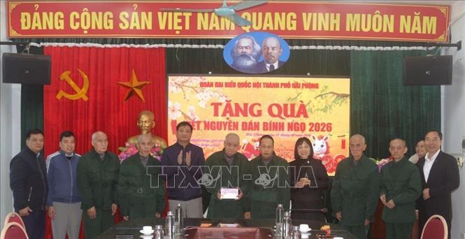 Đoàn ĐBQH thành phố Hải Phòng trao tặng quà cho các đối tượng người có công đang được chăm sóc, nuôi dưỡng tại Trung tâm. Ảnh: Mạnh Minh – TTXVN