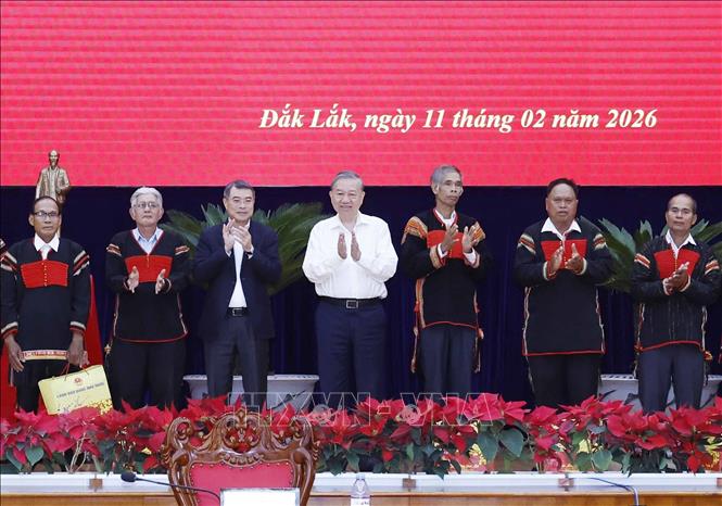 Tổng Bí thư Tô Lâm tặng quà cho các già làng, trưởng buôn tiêu biểu. Ảnh: Thống Nhất – TTXVN