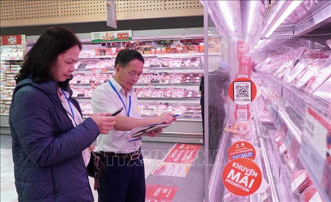 Đoàn kiểm tra, thu thập thông tin của Thống kê thành phố Đà Nẵng khảo sát giá thịt tại siêu thị Lotte Mart Đà Nẵng. Ảnh: Quốc Dũng - TTXVN