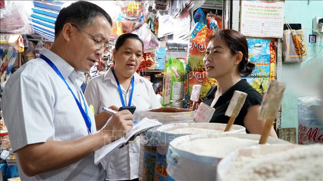 Đoàn kiểm tra, thu thập thông tin của Thống kê thành phố Đà Nẵng khảo sát giá gạo tại Chợ Cồn (phường Hòa Cường, thành phố Đà Nẵng). Ảnh: Quốc Dũng - TTXVN