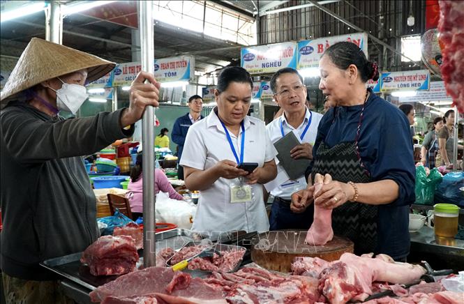 Đoàn kiểm tra, thu thập thông tin của Thống kê thành phố Đà Nẵng khảo sát giá thịt lơn tại Chợ Cồn (phường Hòa Cường, thành phố Đà Nẵng). Ảnh: Quốc Dũng - TTXVN