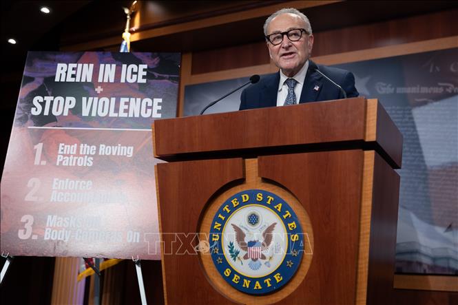 Lãnh đạo phe thiểu số tại Thượng viện Mỹ Chuck Schumer trong cuộc họp báo tại Washington, DC., ngày 30/1/2026. Ảnh: Anadolu Agency/TTXVN