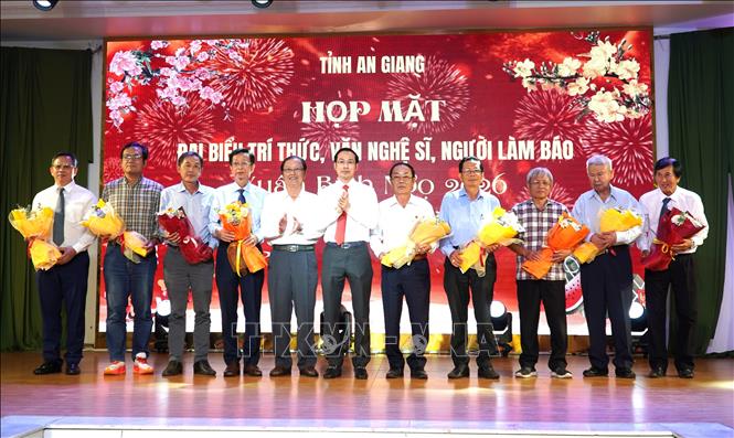 Lãnh đạo tỉnh An Giang tặng hoa chúc mừng đội ngũ trí thức, văn nghệ sĩ, người làm báo tỉnh An Giang. Ảnh: Văn Sĩ - TTXVN