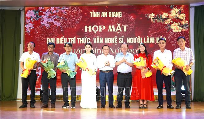 Lãnh đạo tỉnh An Giang tặng hoa chúc mừng đội ngũ trí thức, văn nghệ sĩ, người làm báo tỉnh An Giang. Ảnh: Văn Sĩ - TTXVN