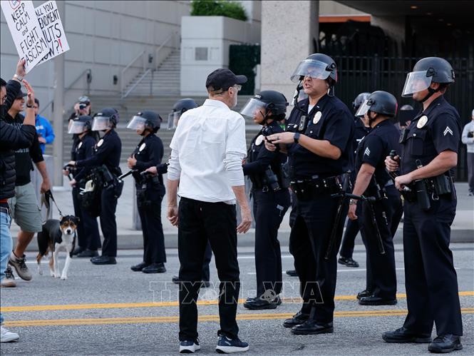 Lực lượng an ninh thuộc Cơ quan Thực thi Di trú và Hải quan Mỹ (ICE) đối phó với người biểu tình tại Los Angeles, bang California ngày 25/1/2026. Ảnh: THX/TTXVN