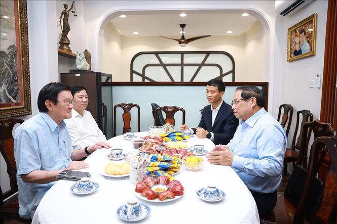 Thủ tướng Phạm Minh Chính chúc Tết đồng chí Trương Tấn Sang,  nguyên Chủ tịch nước. Ảnh: Dương Giang-TTXVN 