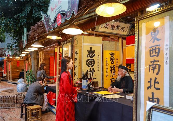 Điểm nhấn xuyên suốt của Hội chữ Xuân Bính Ngọ 2026 là hoạt động xin chữ đầu năm tại 35 gian lều thư pháp. Ảnh: Khánh Hoà - TTXVN