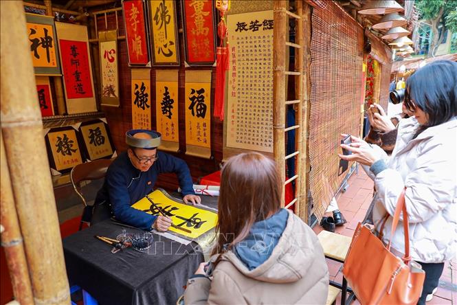 Điểm nhấn xuyên suốt của Hội chữ Xuân Bính Ngọ 2026 là hoạt động xin chữ đầu năm tại 35 gian lều thư pháp. Ảnh: Khánh Hoà - TTXVN