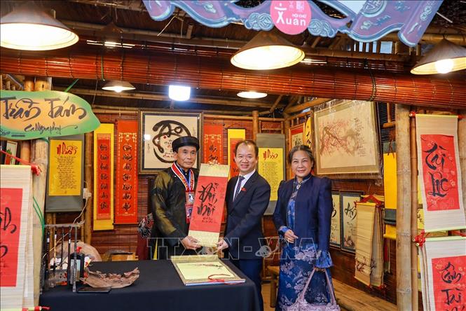 Điểm nhấn xuyên suốt của Hội chữ Xuân Bính Ngọ 2026 là hoạt động xin chữ đầu năm tại 35 gian lều thư pháp. Ảnh: Khánh Hoà - TTXVN