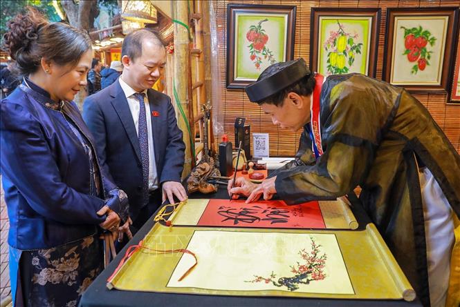 Điểm nhấn xuyên suốt của Hội chữ Xuân Bính Ngọ 2026 là hoạt động xin chữ đầu năm tại 35 gian lều thư pháp. Ảnh: Khánh Hoà - TTXVN