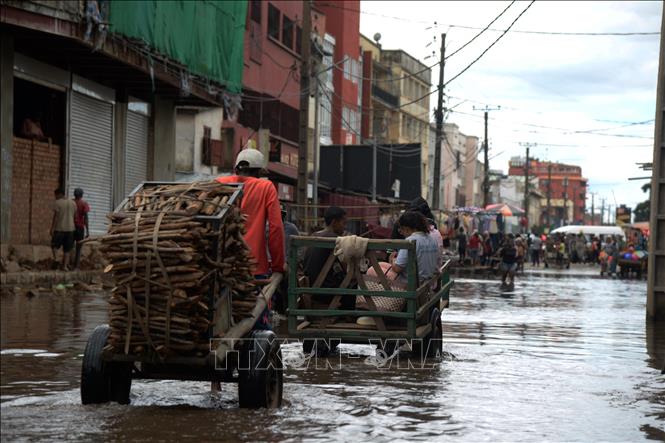Bão nhiệt đới đổ bộ gây ngập lụt tại Antananarivo, Madagascar ngày 2/2/2026. Ảnh: THX/TTXVN
