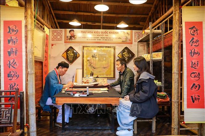 Điểm nhấn xuyên suốt của Hội chữ Xuân Bính Ngọ 2026 là hoạt động xin chữ đầu năm tại 35 gian lều thư pháp. Ảnh: Khánh Hoà - TTXVN