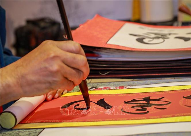 Ông đồ viết chữ thư pháp tại Hội chữ Xuân Bính Ngọ. Ảnh: Khánh Hoà - TTXVN