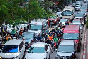 Đường phố Hà Nội 'chật như nêm' cả ngày lẫn đêm những ngày cận Tết