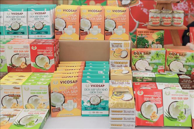 Vicosap giới thiệu các sản phẩm chế biến từ dừa sáp Vĩnh Long như: dừa sáp sấy dẻo, kẹo dừa sáp, sữa chua dừa sáp sấy, dừa sáp sấy giòn…, đồng thời triển khai nhiều chương trình khuyến mãi nhằm kích cầu tiêu dùng. Ảnh: Phan Phương – TTXVN