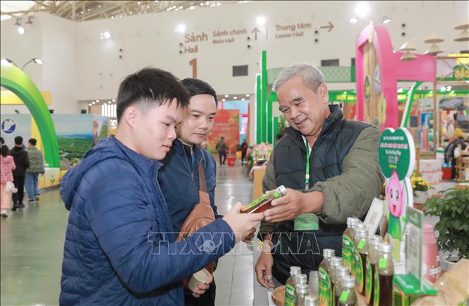 HTX Mỹ Long (Đồng Tháp) giới thiệu các sản phẩm OCOP xuất khẩu như nước cốt chanh mật ong, xà phòng chanh,… đồng thời triển khai nhiều chương trình khuyến mãi hấp dẫn, góp phần khẳng định chất lượng nông sản địa phương trên thị trường. Ảnh: Phan Phương – TTXVN