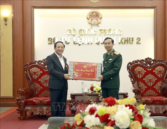 Đồng chí Trịnh Văn Quyết, Ủy viên Bộ Chính trị, Bí thư Trung ương Đảng, Trưởng Ban Tuyên giáo và Dân vận Trung ương tặng quà Tết lãnh đạo Quân khu 2. Ảnh: Hoàng Hùng - TTXVN