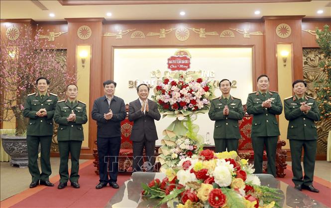 Đồng chí Trịnh Văn Quyết, Ủy viên Bộ Chính trị, Bí thư Trung ương Đảng, Trưởng Ban Tuyên giáo và Dân vận Trung ương tặng hoa chúc mừng lãnh đạo Quân khu 2. Ảnh: Hoàng Hùng - TTXVN