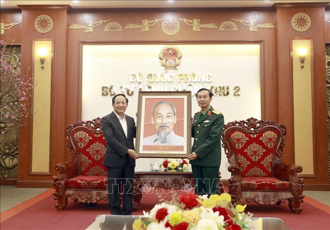 Đồng chí Trịnh Văn Quyết, Ủy viên Bộ Chính trị, Bí thư Trung ương Đảng, Trưởng Ban Tuyên giáo và Dân vận Trung ương tặng tranh Chủ tịch Hồ Chí Minh cho Quân khu 2. Ảnh: Hoàng Hùng - TTXVN